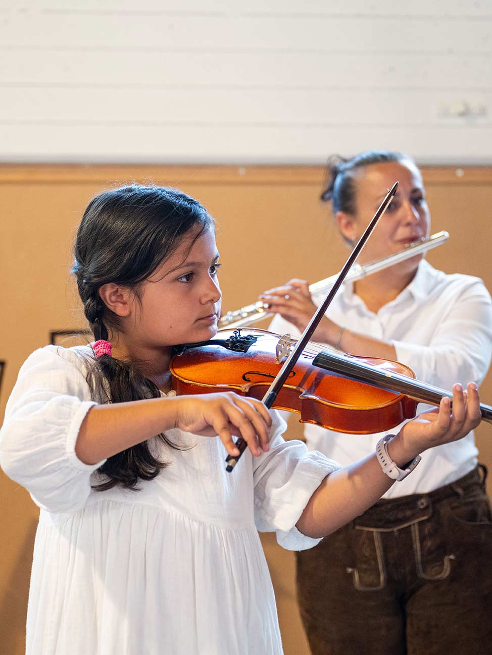 Musikschule-Eisenwurzen_ 2 Mädchen spielen mit Geige und Querfloete