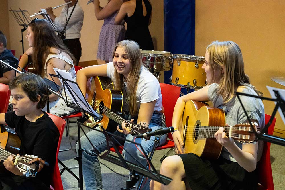 Musikschule Eisenwurzen Mädchen spielen auf Gitarre und Querfloete