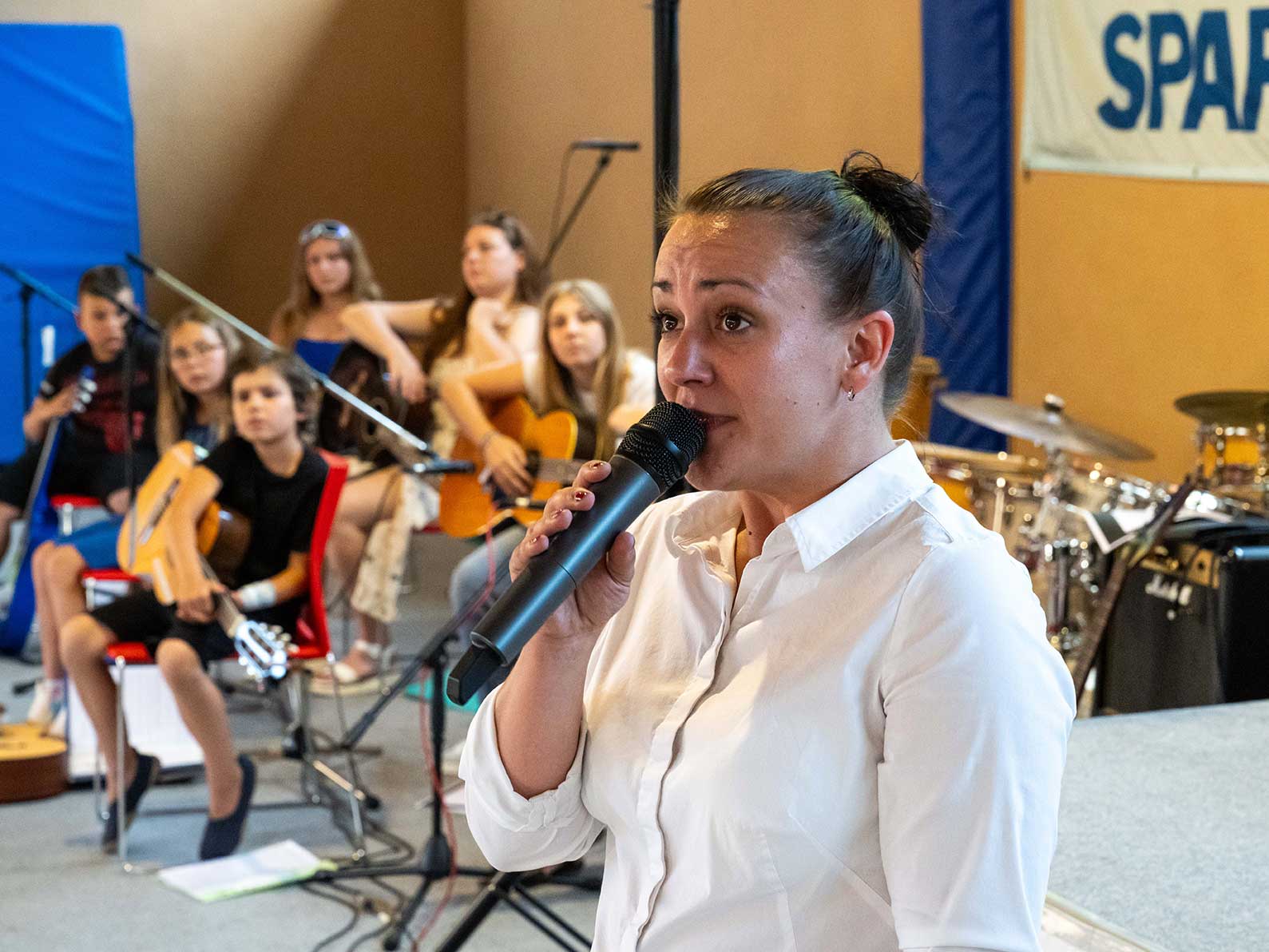 Musikschule Eisenwurzen Helene am Mikrofon